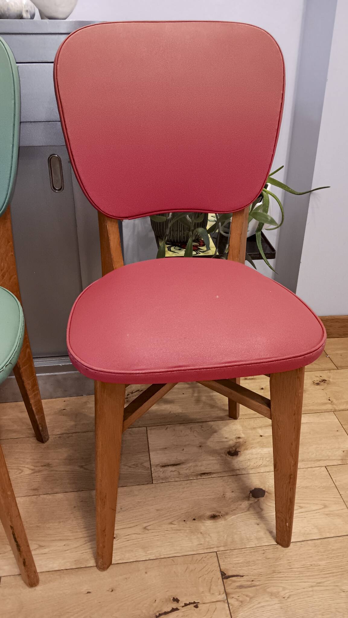 6 vintage chairs from the 50s/60s, wooden structure and skai covering.