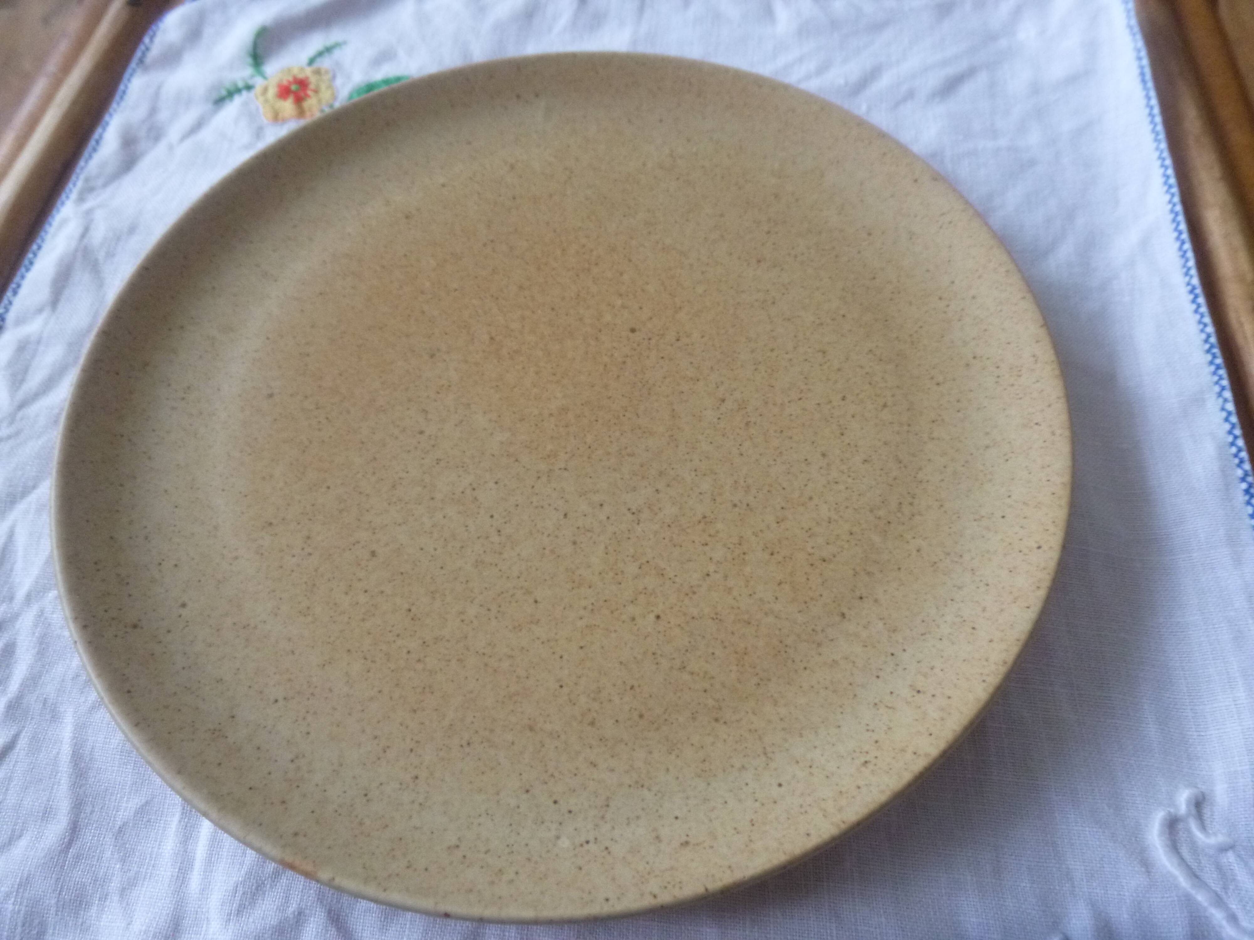 4 stoneware dessert plates