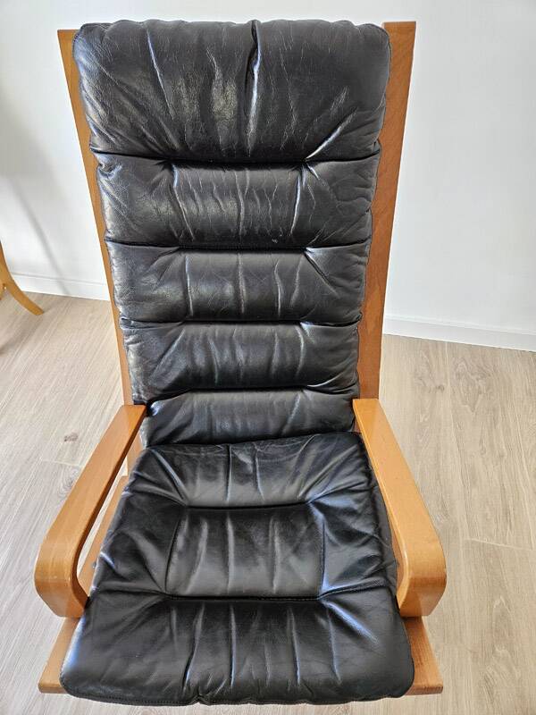 Scandinavian armchair in wood and leather.
