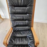 Scandinavian armchair in wood and leather.