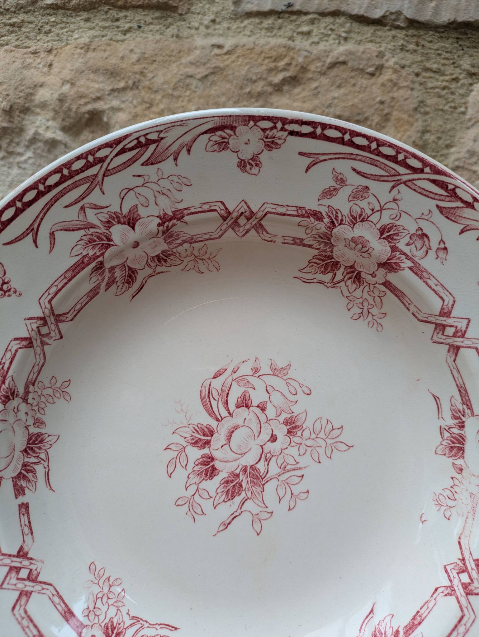 Hollow plate Sarreguemines model Cérès decorated with pink flowers Terre de Fer