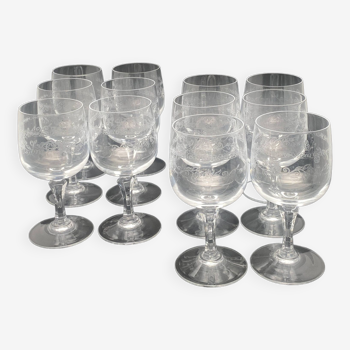 Chiseled crystal wine glasses with flower motif