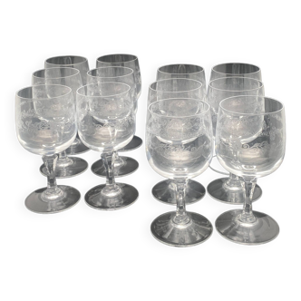 Chiseled crystal wine glasses with flower motif