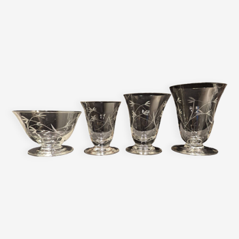A set of 29 glasses, in fine glass and engraved from the 1940s-50s.