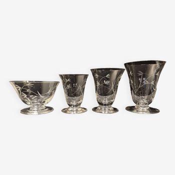 Ensemble de 29 verres en verre fin et gravés des années 1940-50