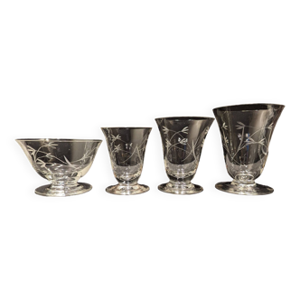 A set of 29 glasses, in fine glass and engraved from the 1940s-50s.