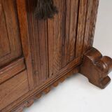 Armoire belge à une porte sculptée à la main du XVIe siècle en chêne massif