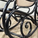 Rocking-chair en bois courbé noirci et cannage années 1900