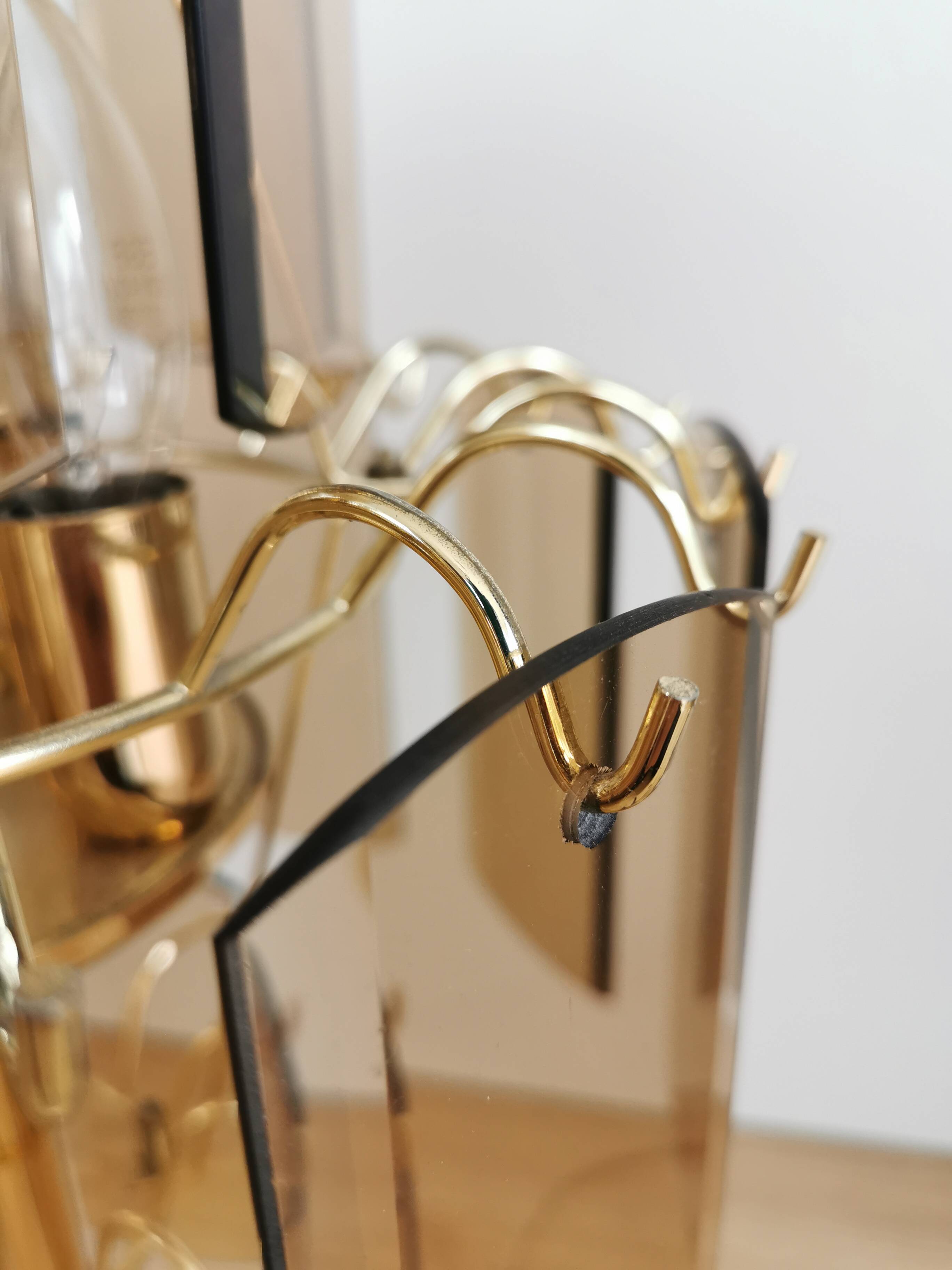 Lampe de bureau vintage en verre fumé : EGLO Leuchten, table dorée autrichienne des années 1980