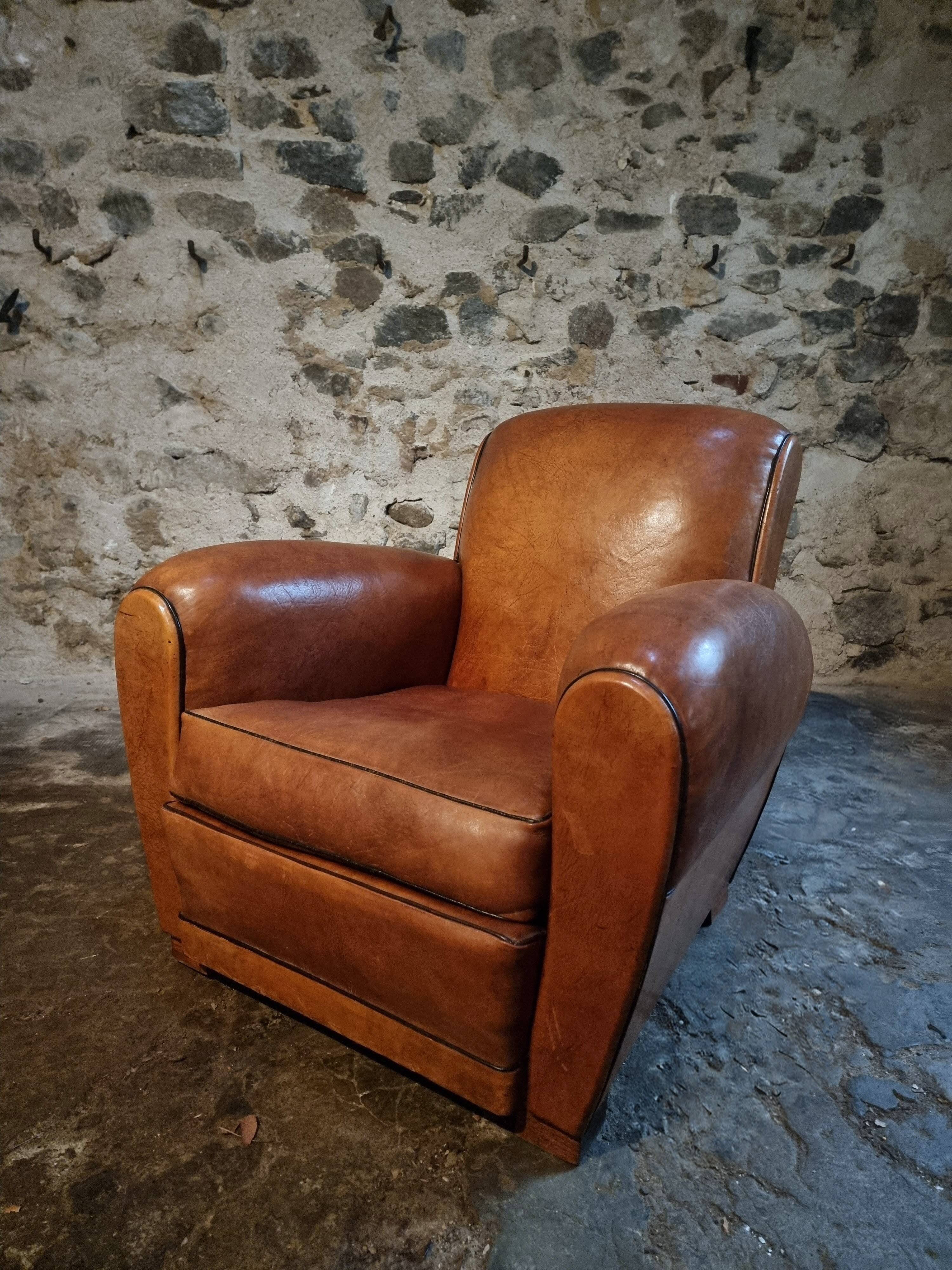 Fauteuil club français vintage en cuir, années 1940–1950 – fauteuil en cuir pleine fleur cognac
