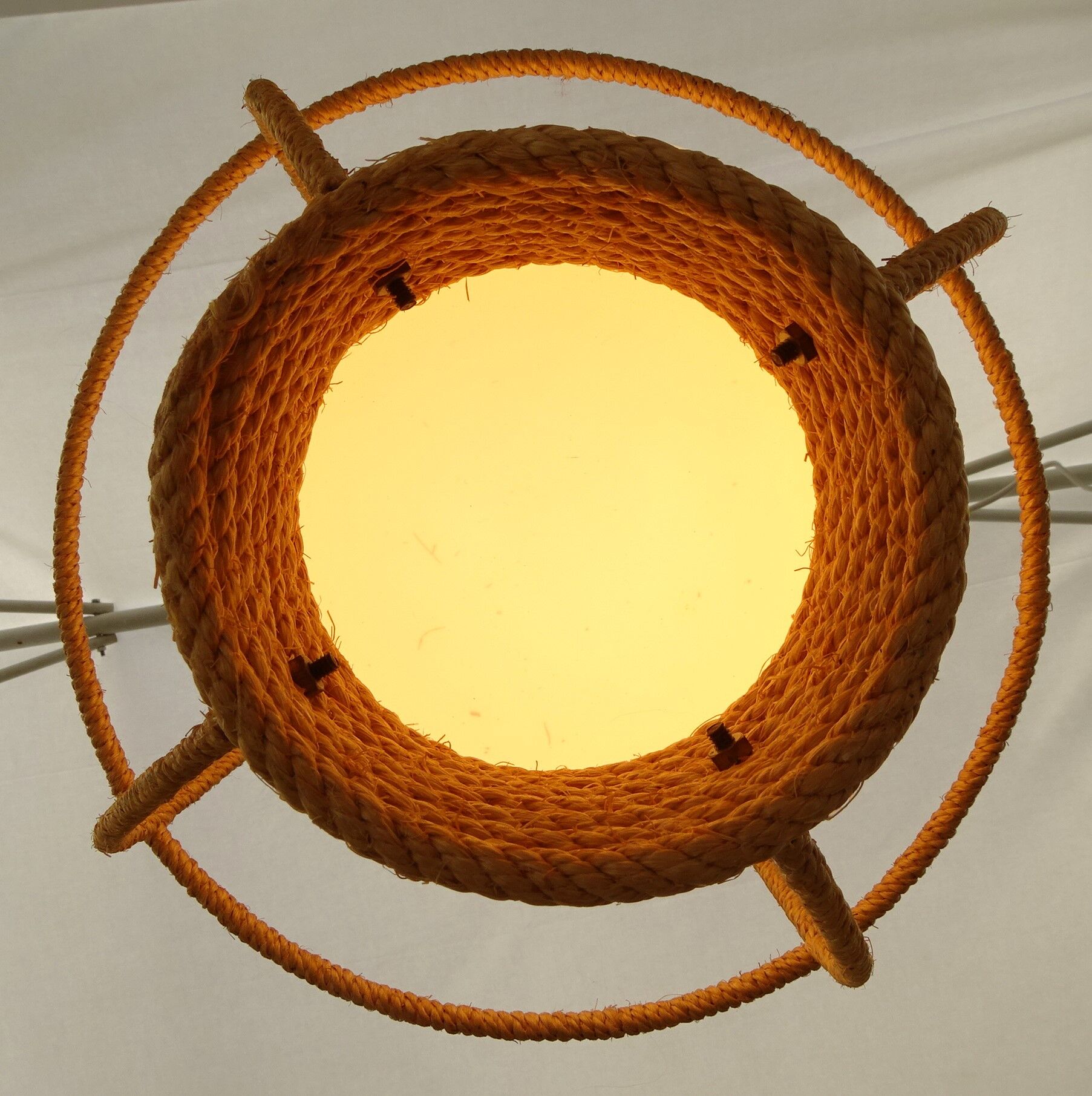 Suspension globe en opaline blanche  et corde tressé