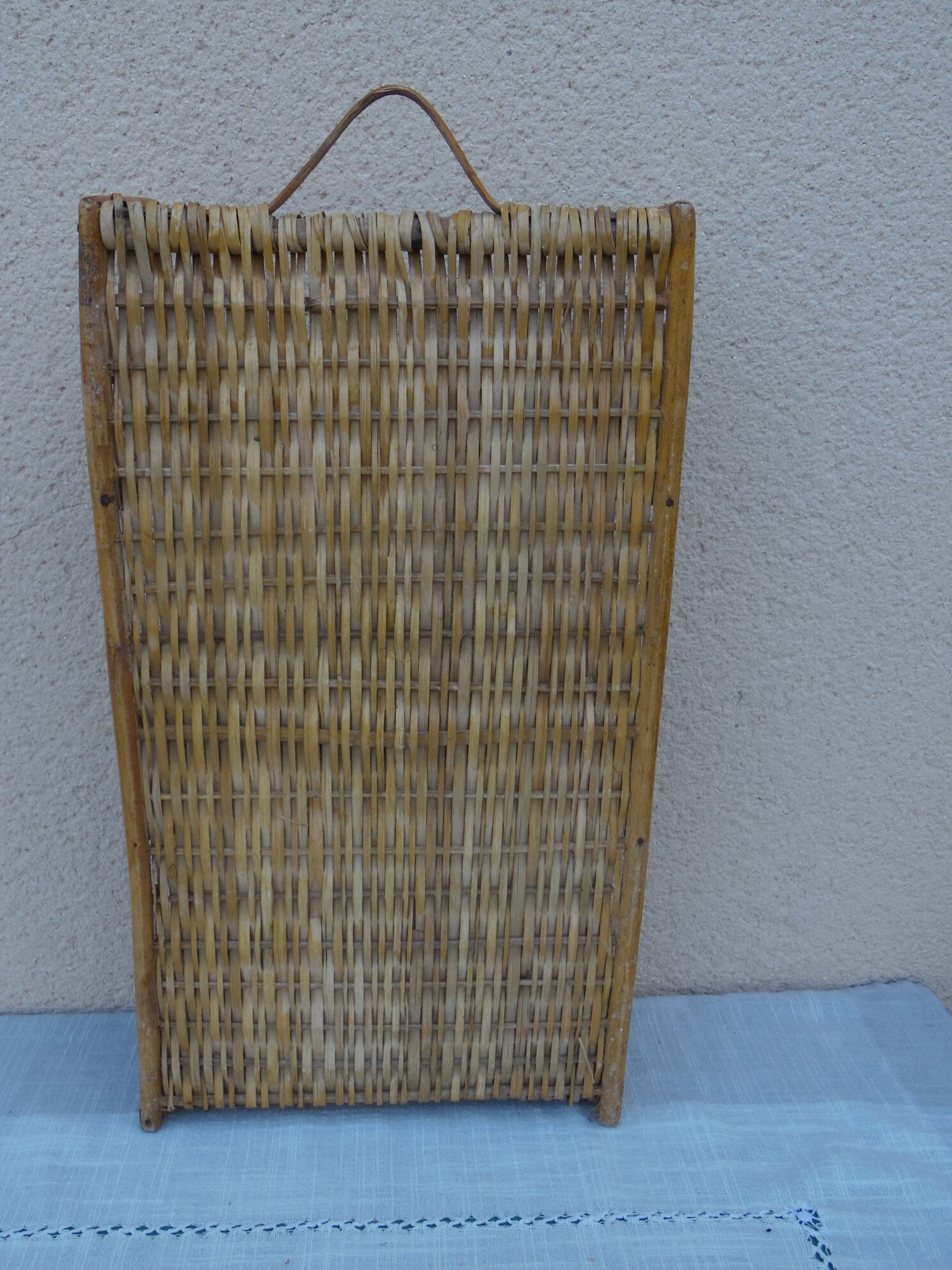 Wicker shelf with 3 compartments
