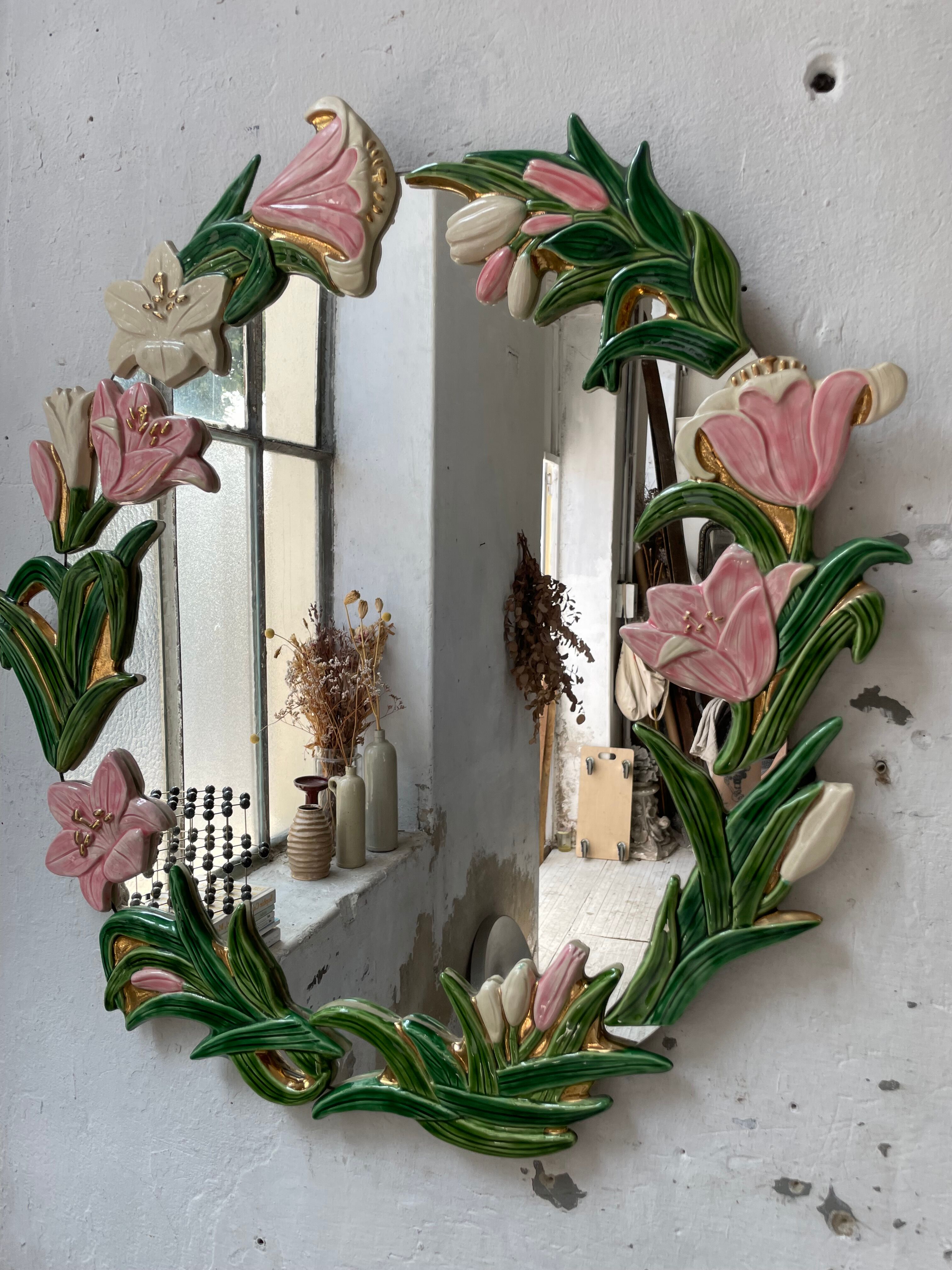 Oval ceramic mirror with flowers