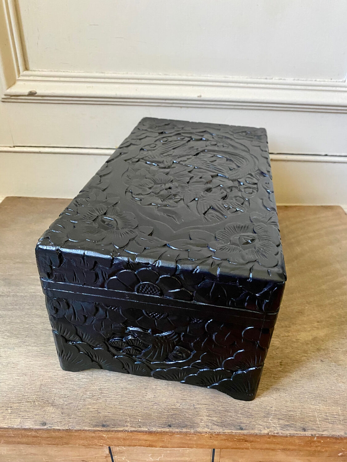 Caisse en bois sculptée