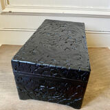 Caisse en bois sculptée