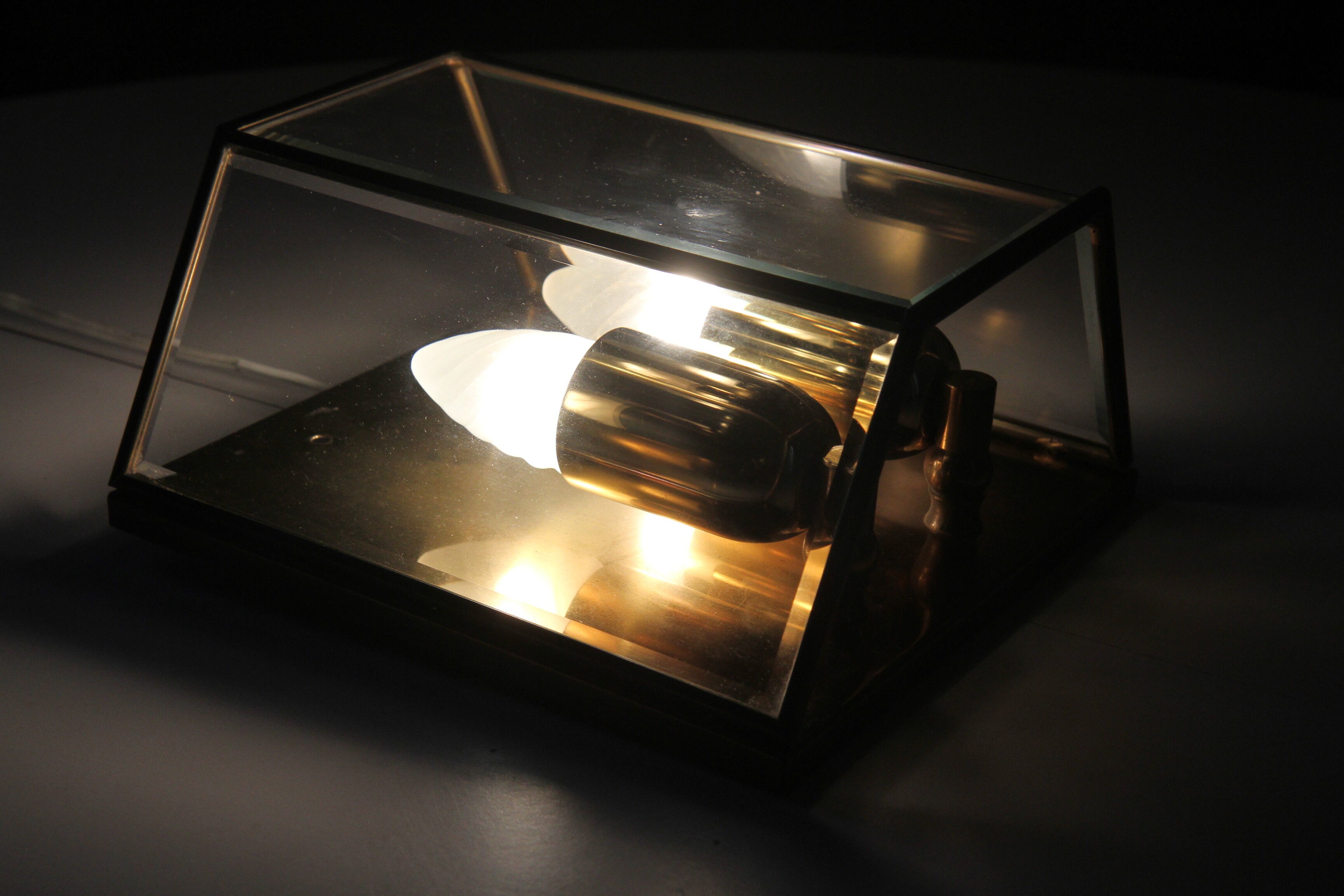 Wall sconce in brass and glass