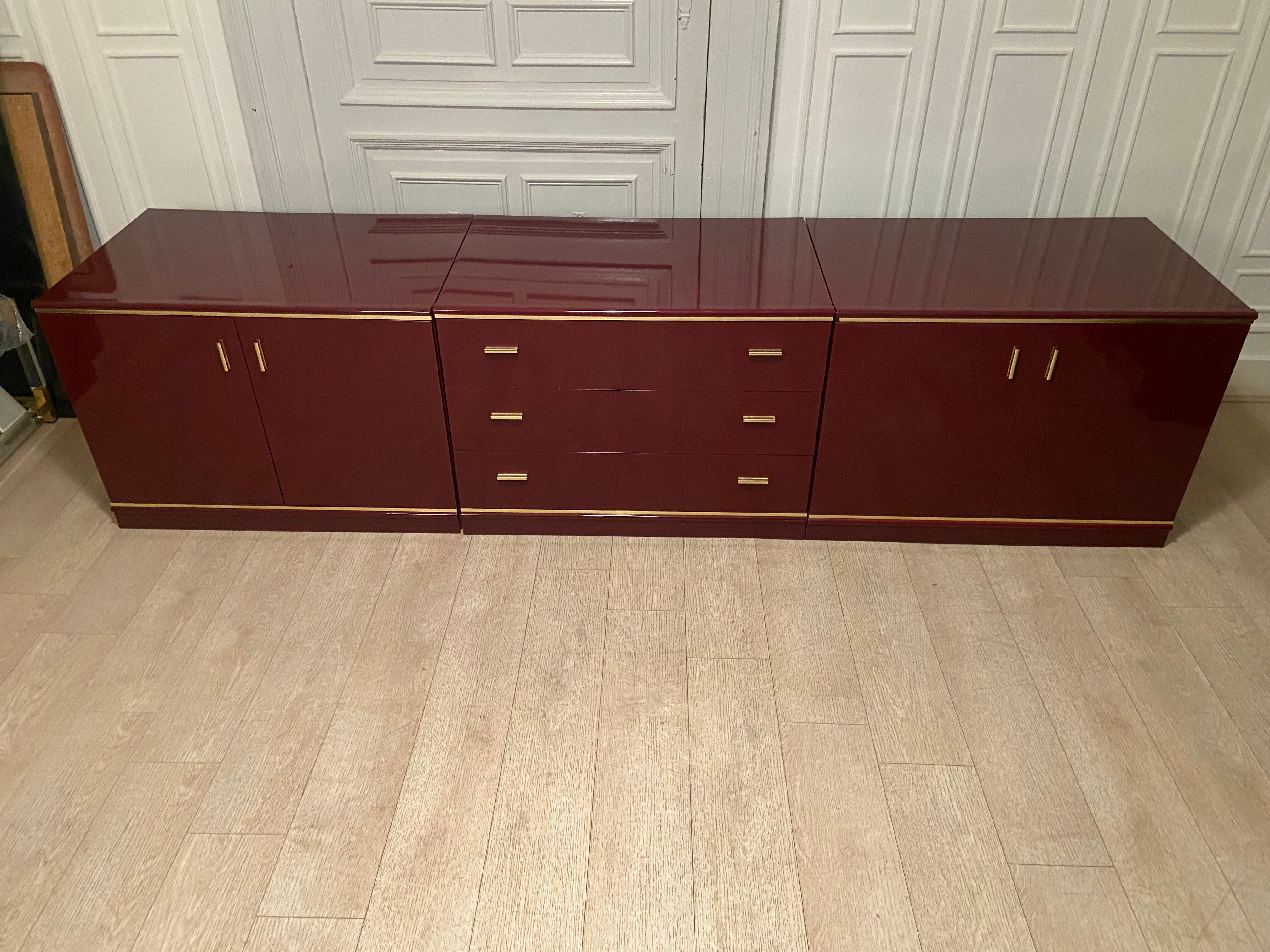 Enfilade laquée bordeaux et laiton 1970s