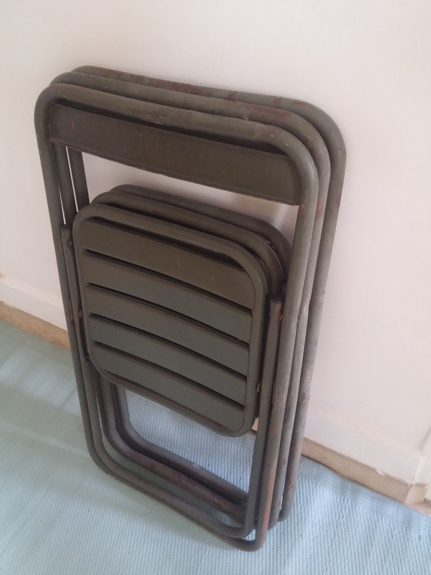 Lot of 3 folding chairs in vintage khaki military metal