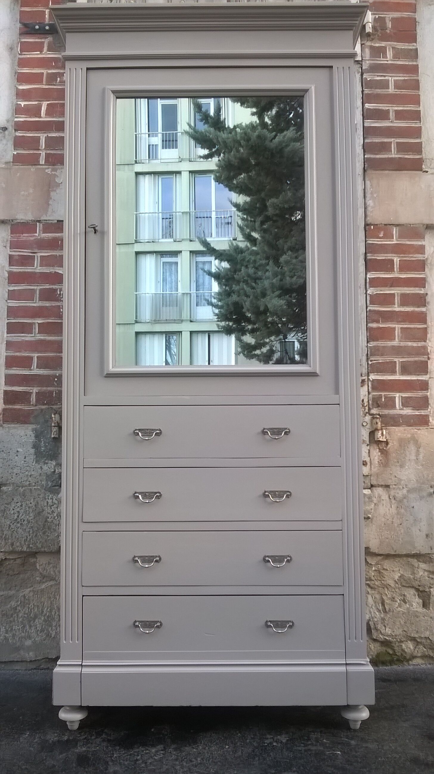 Parisian hotel wardrobe from the 1930s