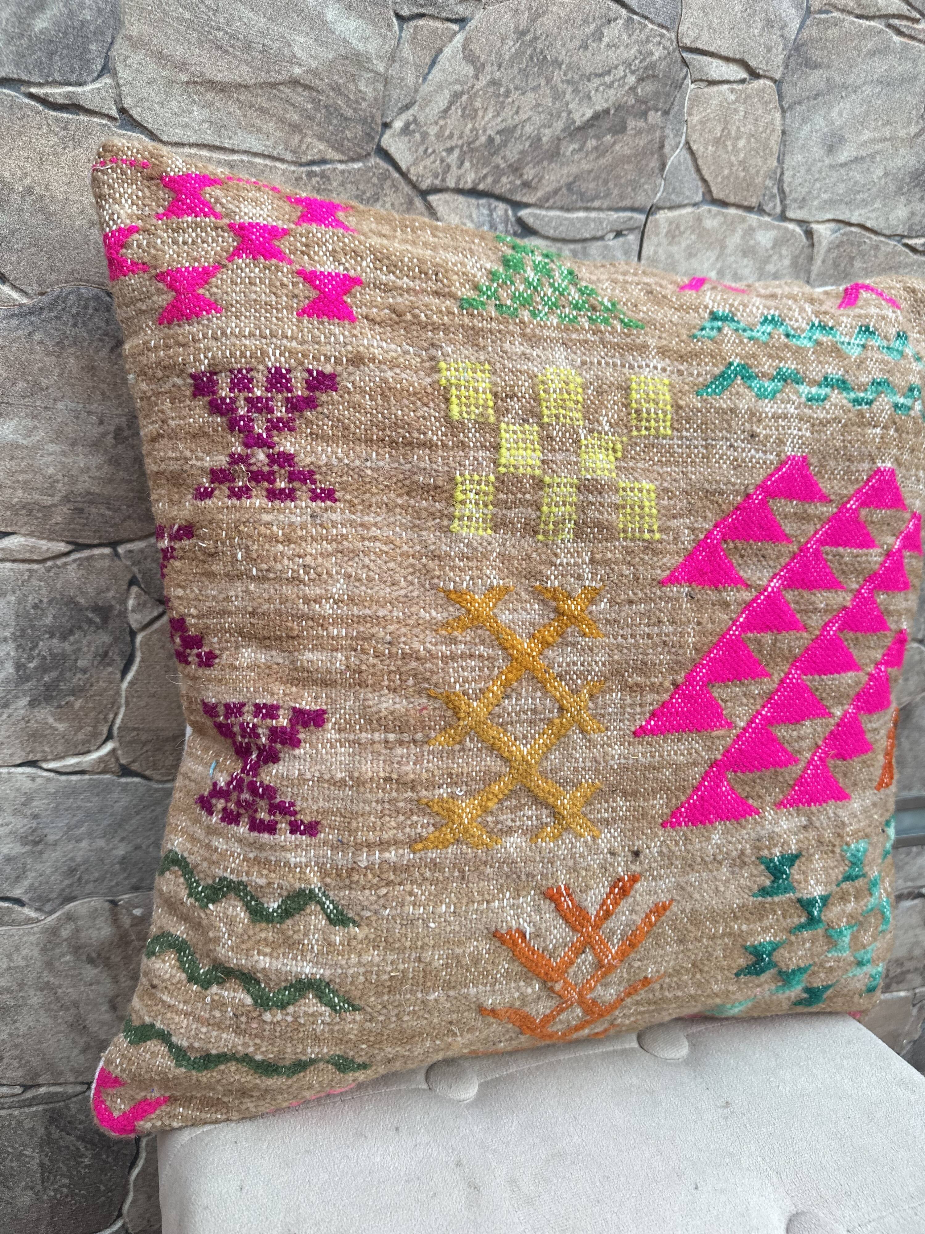 Handmade Moroccan Kilim cushion cover: Berber cushion in wool