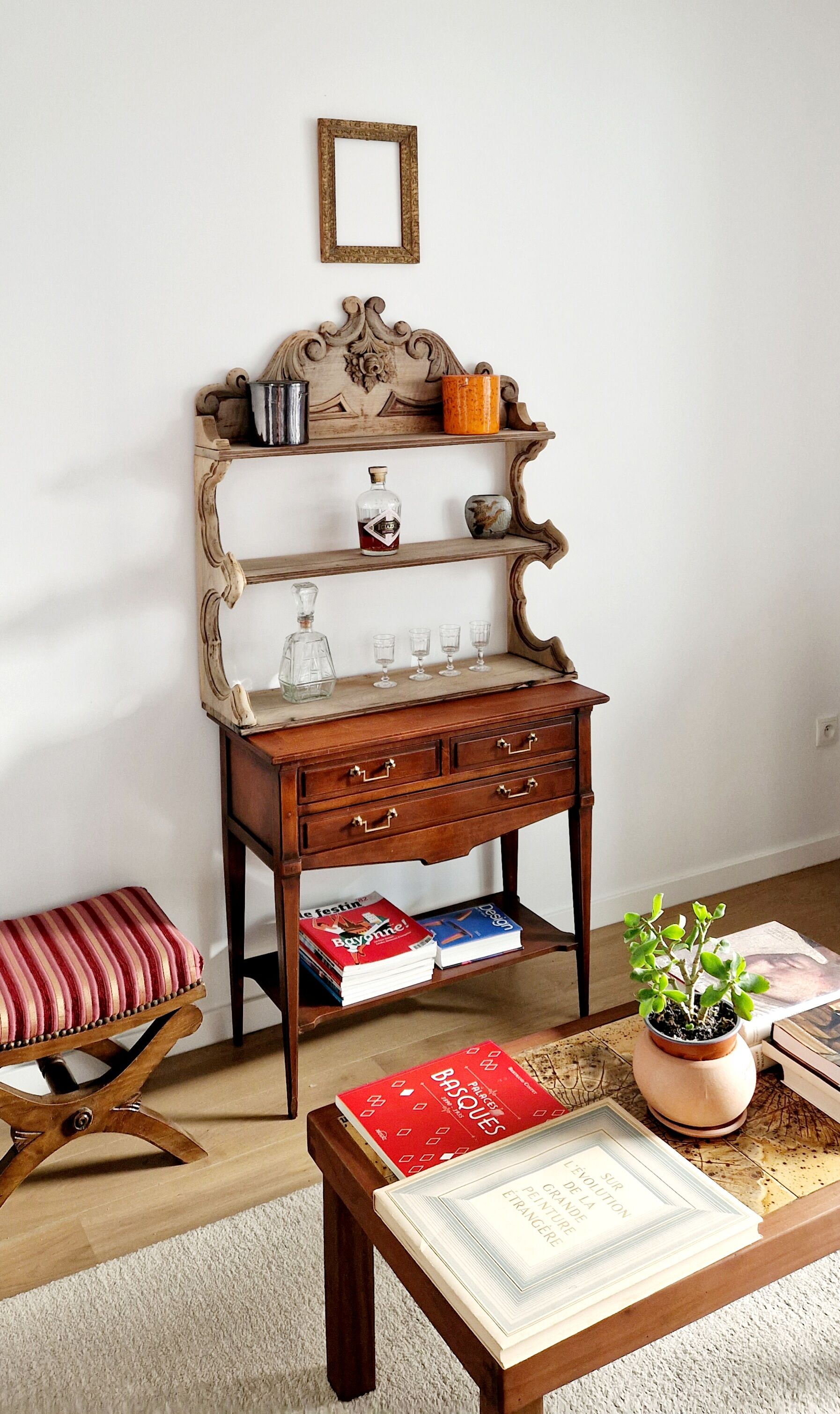 Carved 1900s wall or table shelf