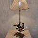 Lampe de table vintage en métal bronze avec oiseaux cardinaux sur branches