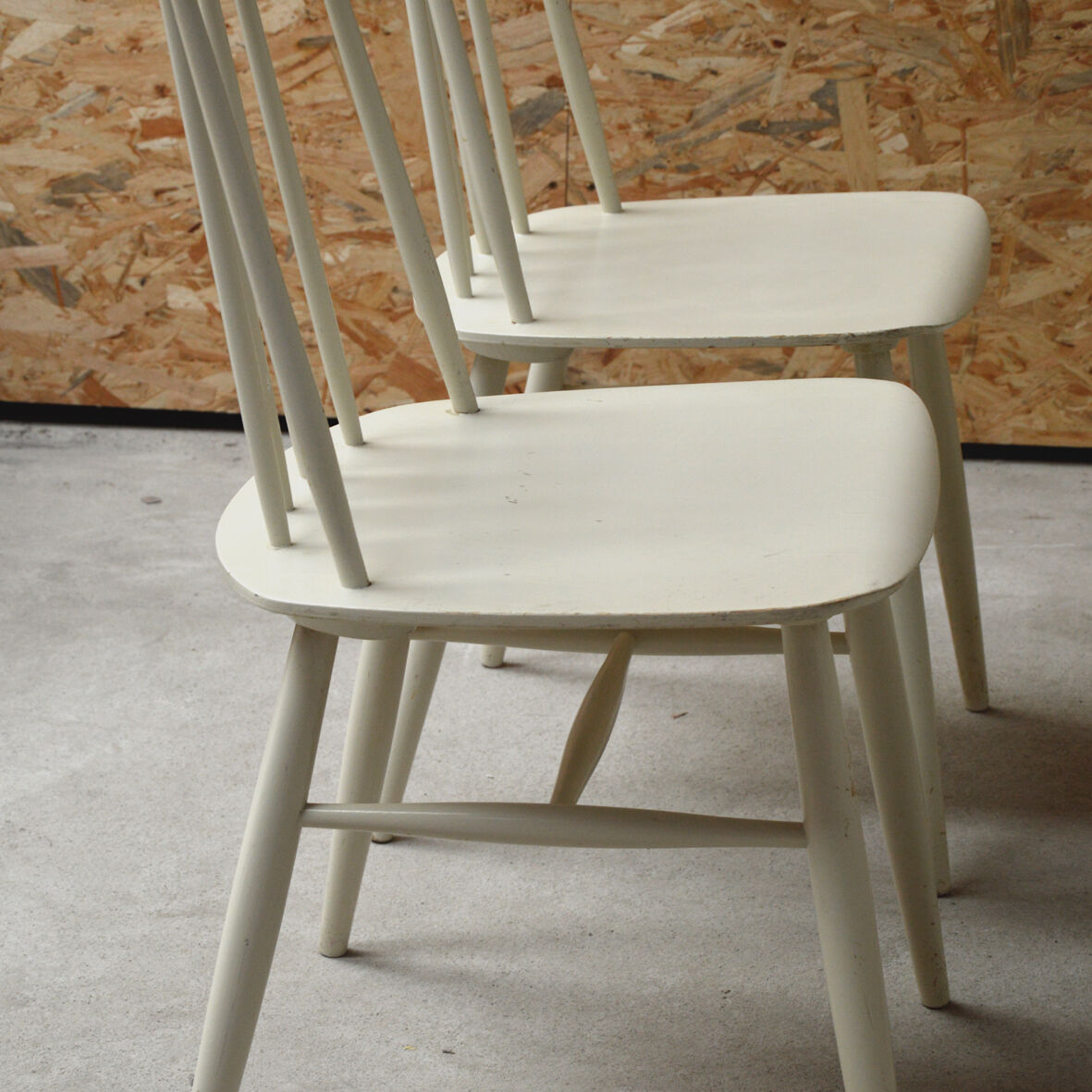 Série de 4 chaises blanches à barreaux 1960