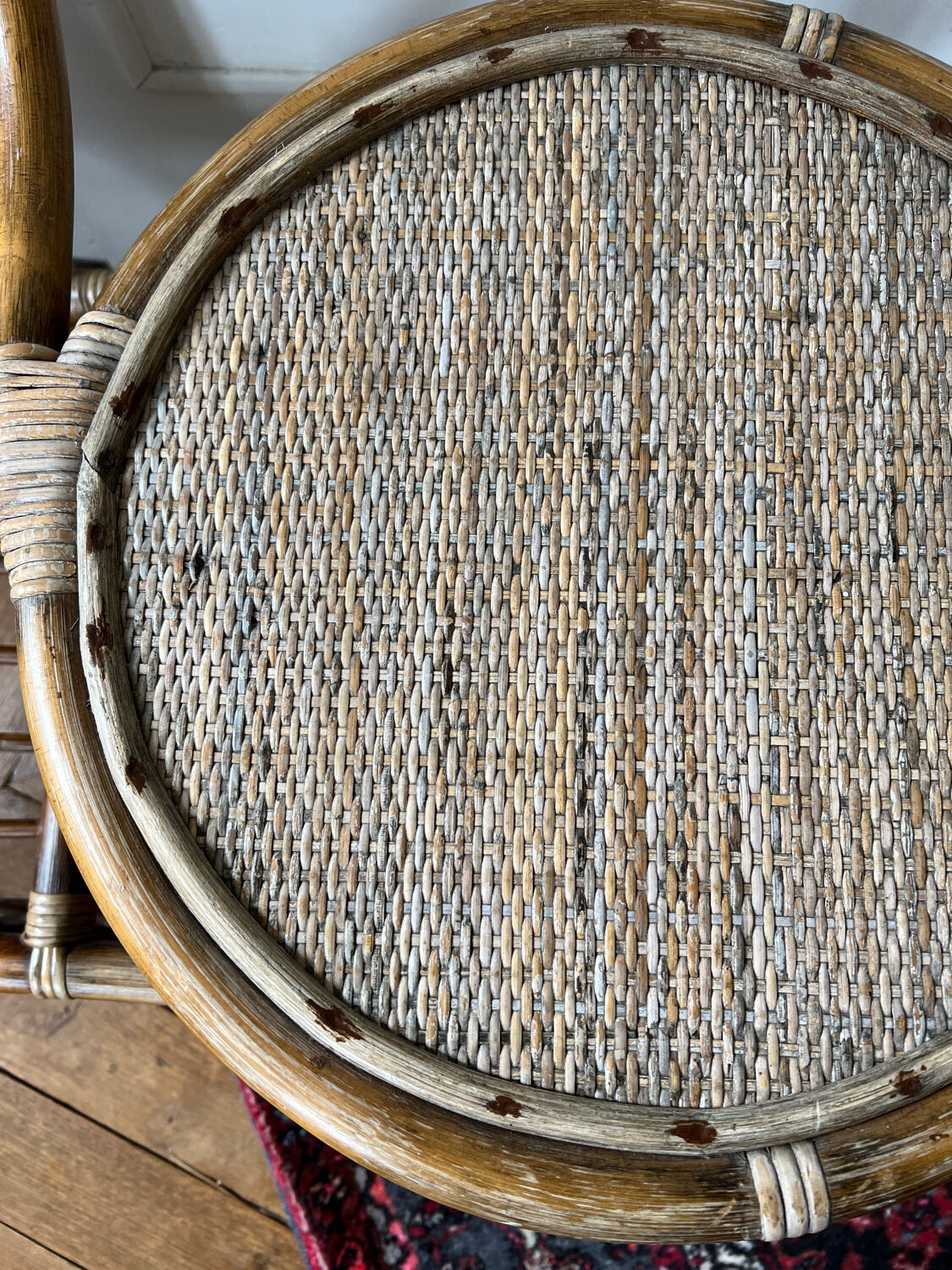 Rattan bench with round shelf