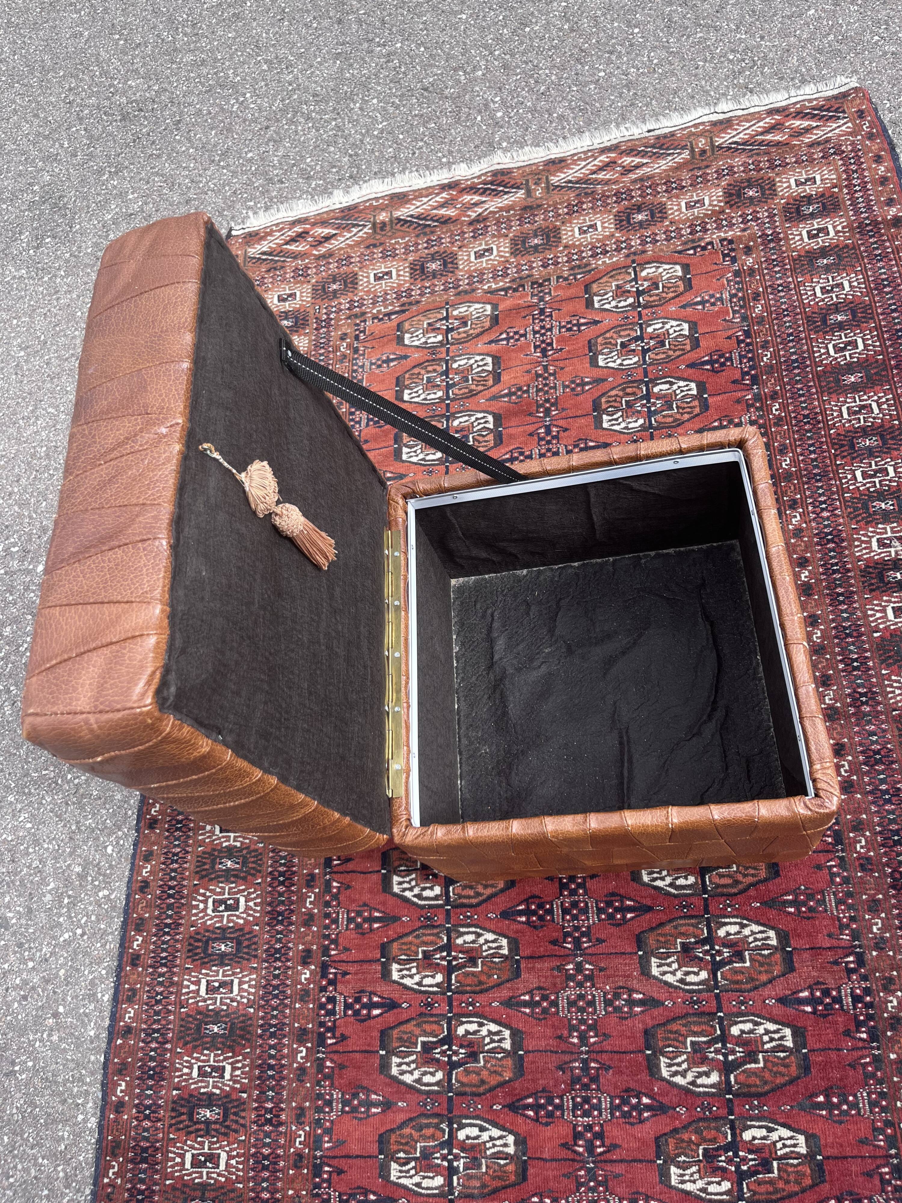 Coffre pouf en cuir
