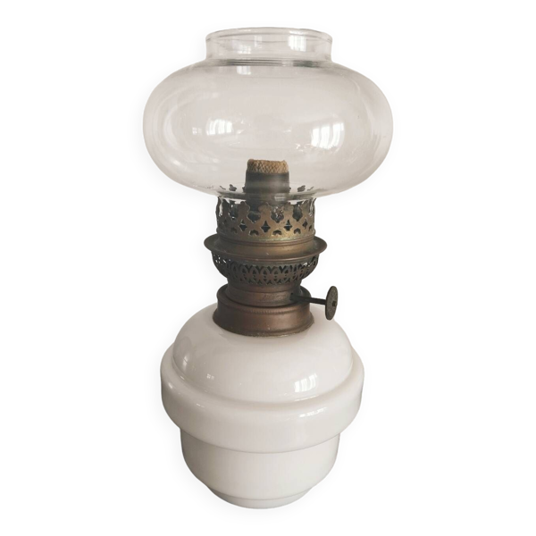 Lampe à pétrole en opaline et laiton