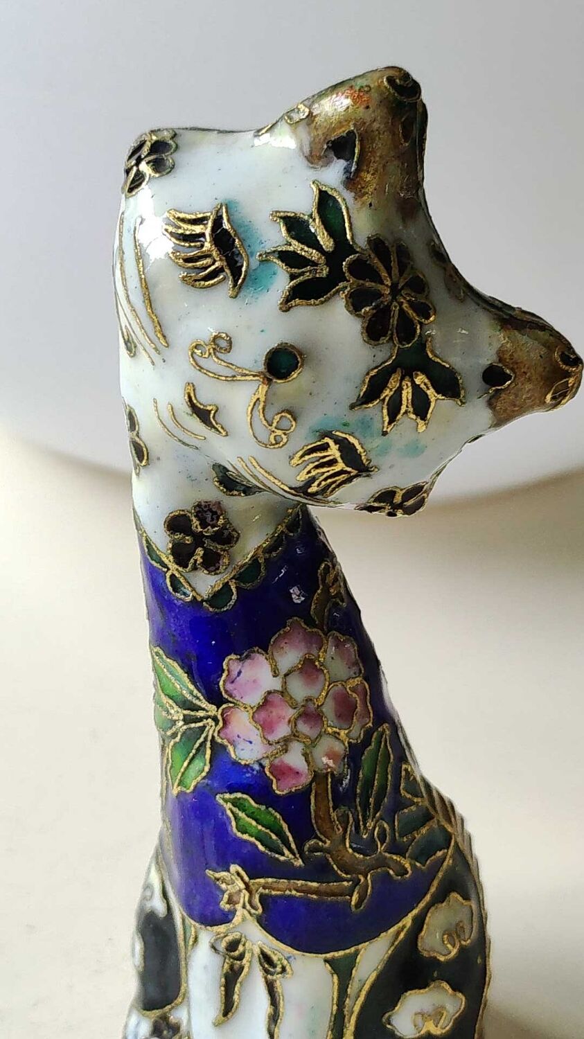 Chinese cat figurine in bronze / brass enamel cloisonné. floral motifs, gold inclusions