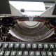 Machine à écrire Olympia dans sa valise