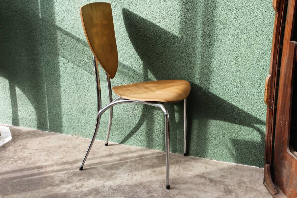 Set of two pairs of vintage 1970s chairs, in chrome metal and beech.