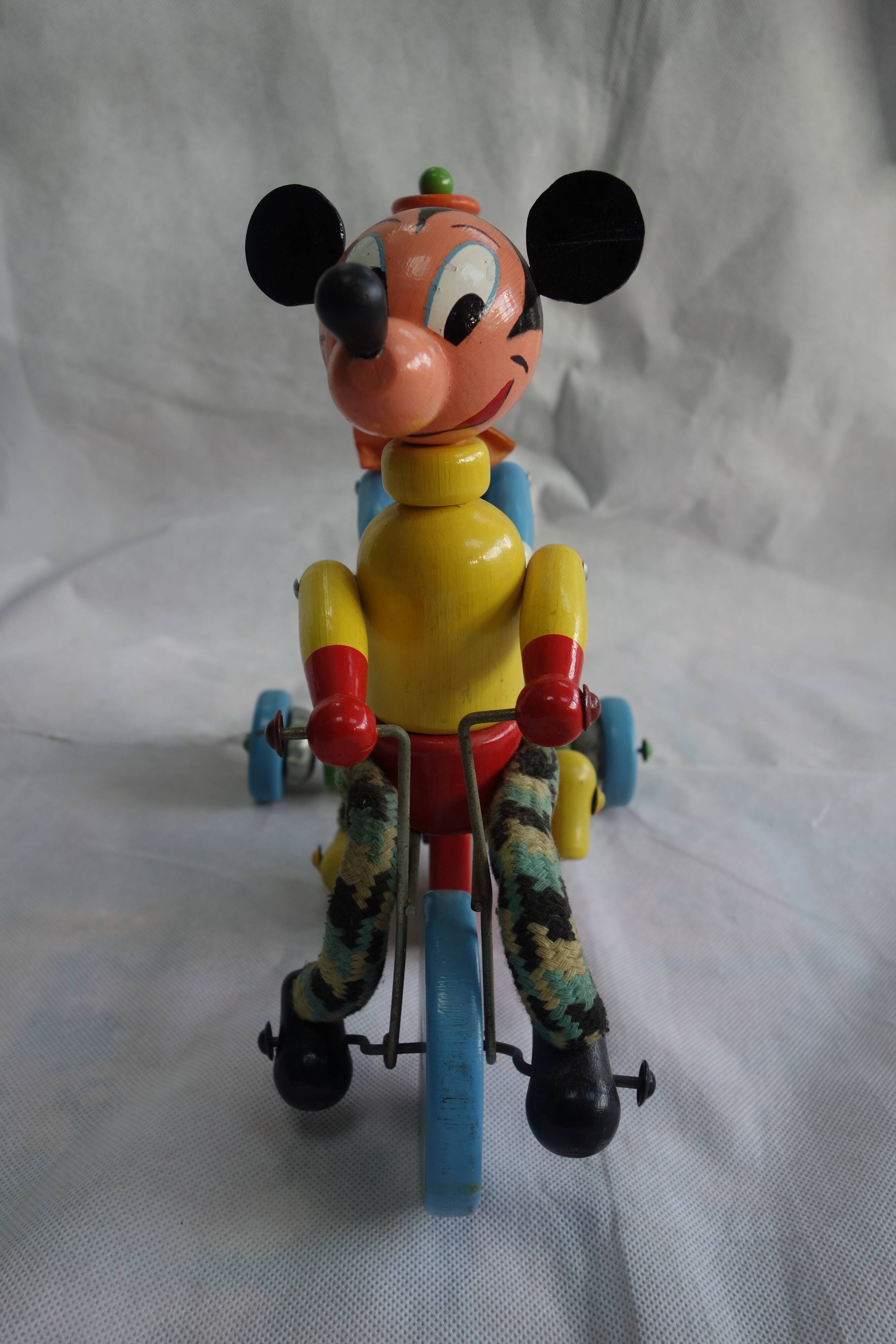 Old toy to shoot Donald and Mickey