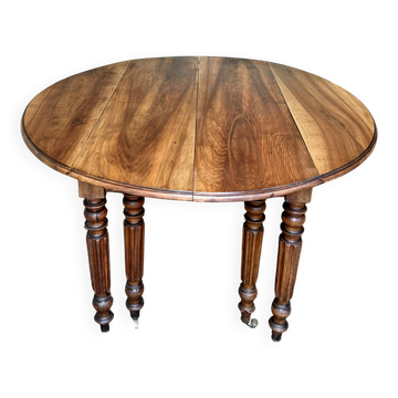 8-foot extendable table in solid walnut from the 19th century.