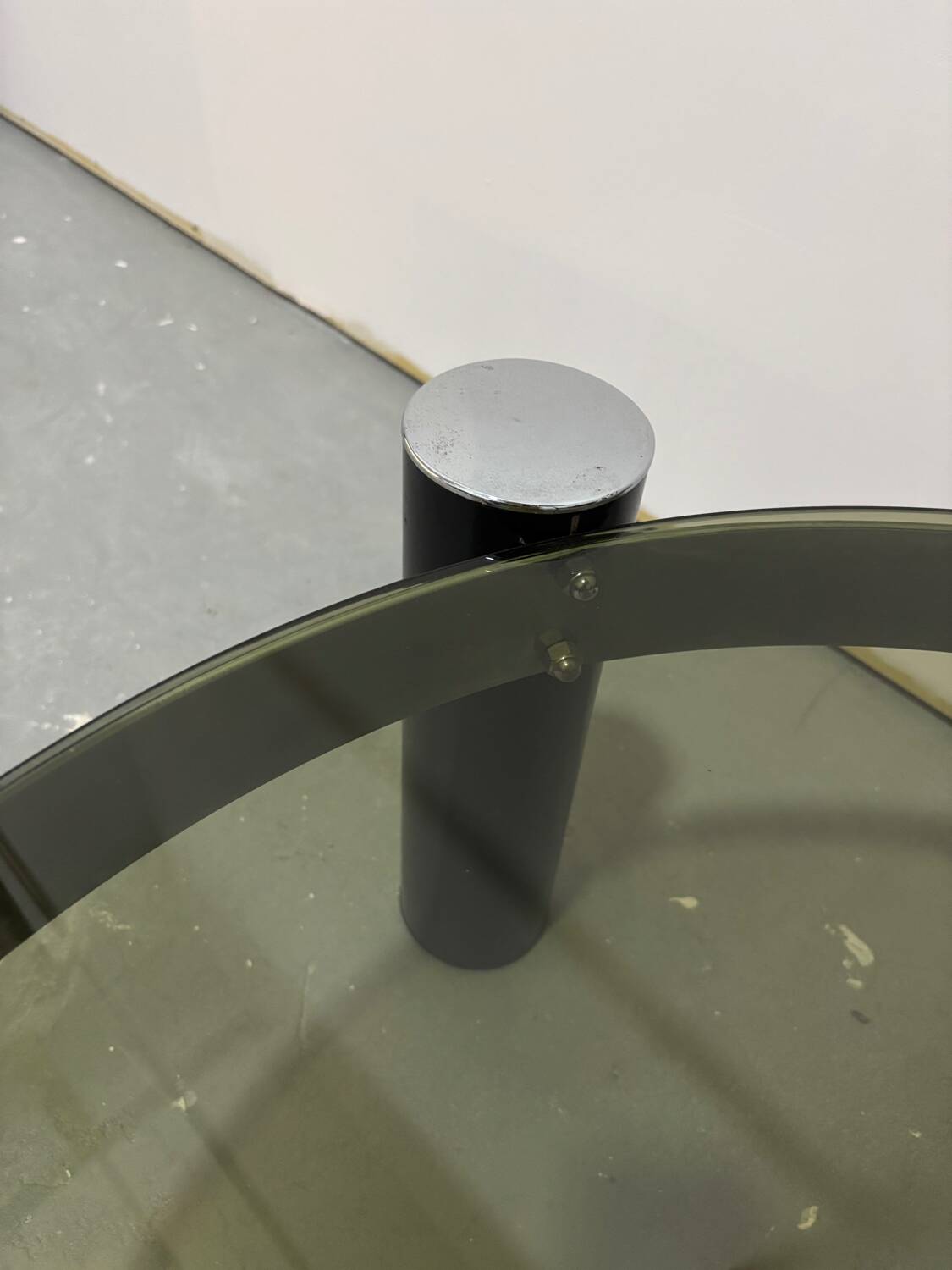 Table basse ronde design italien en chrome et verre fumé vintage