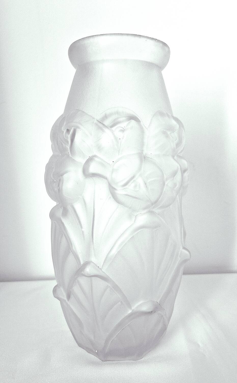 Molded glass paste vase, decorated with flowers