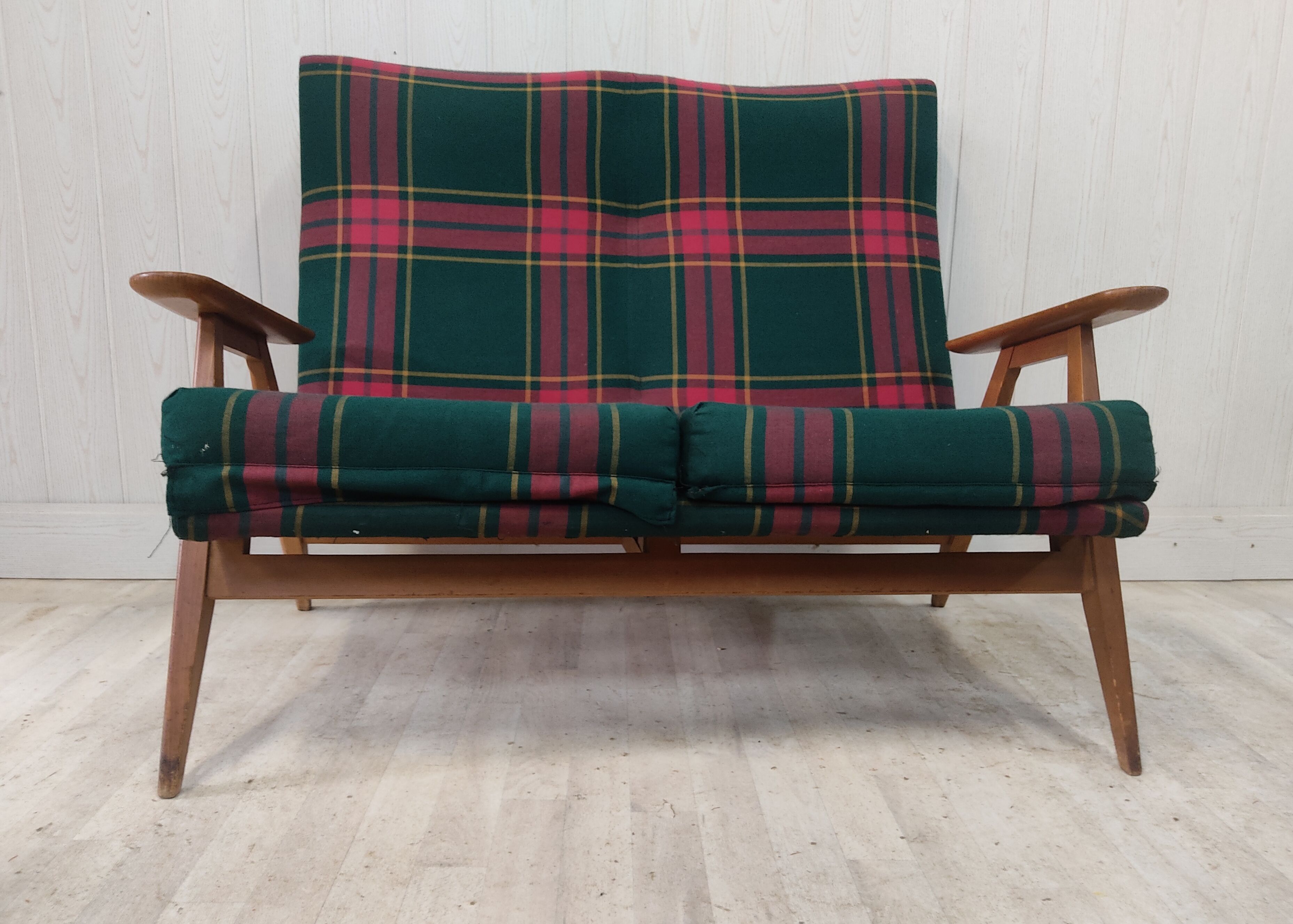 Scandinavian bench compass feet