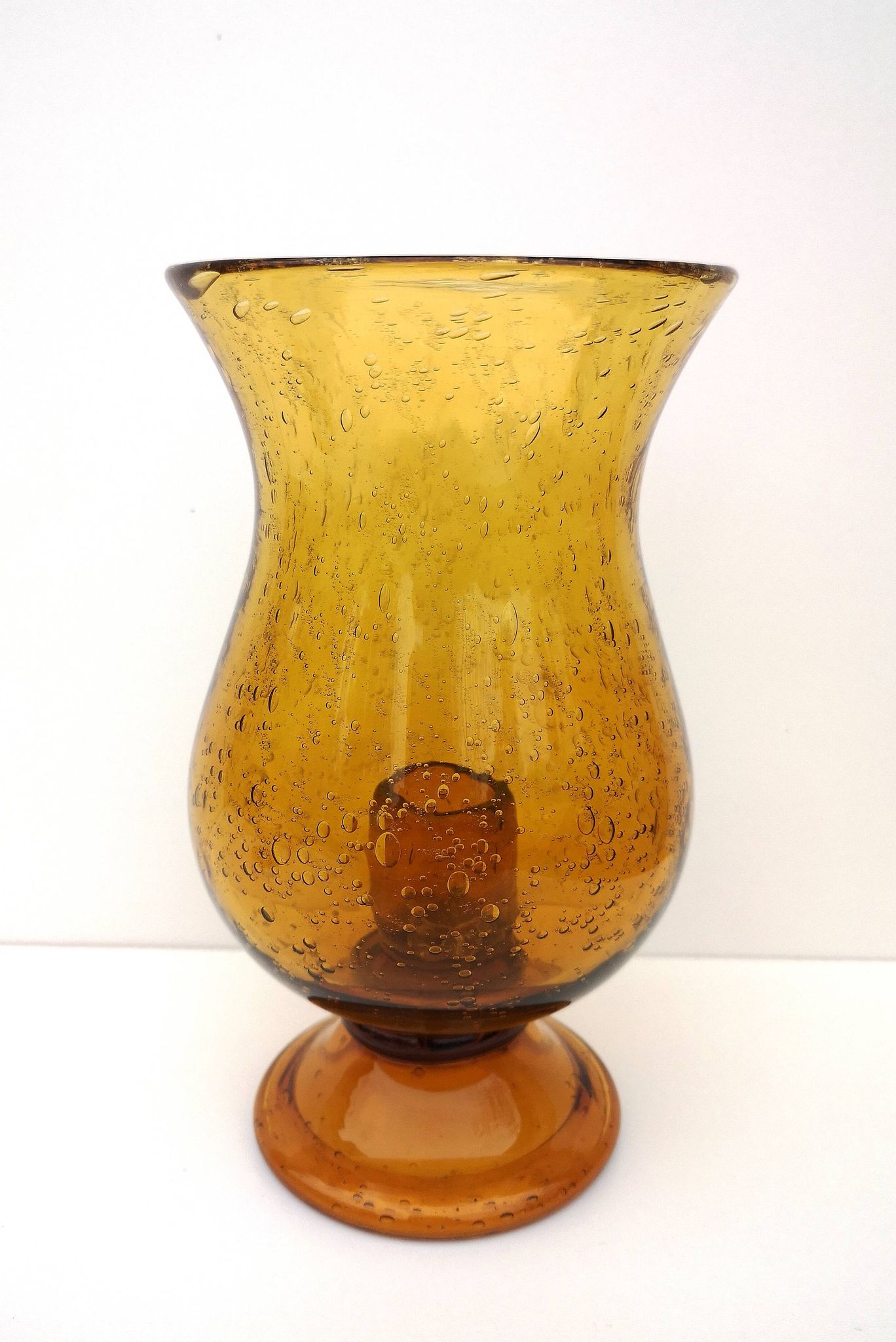 Bougeoir photophore Biot en verre ambré soufflé, bullé