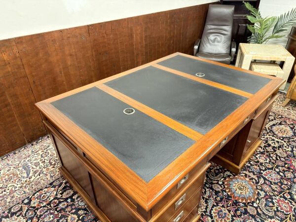 Grand bureau Chesterfield anglais classique Partnerdesk