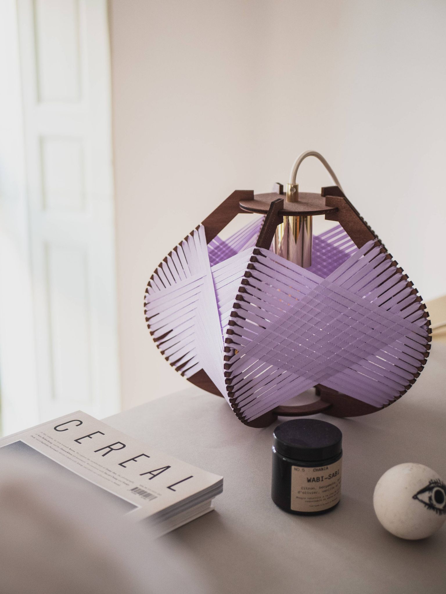 Lampe de table en bois tissé – Sora M – D32 cm – 42 couleurs