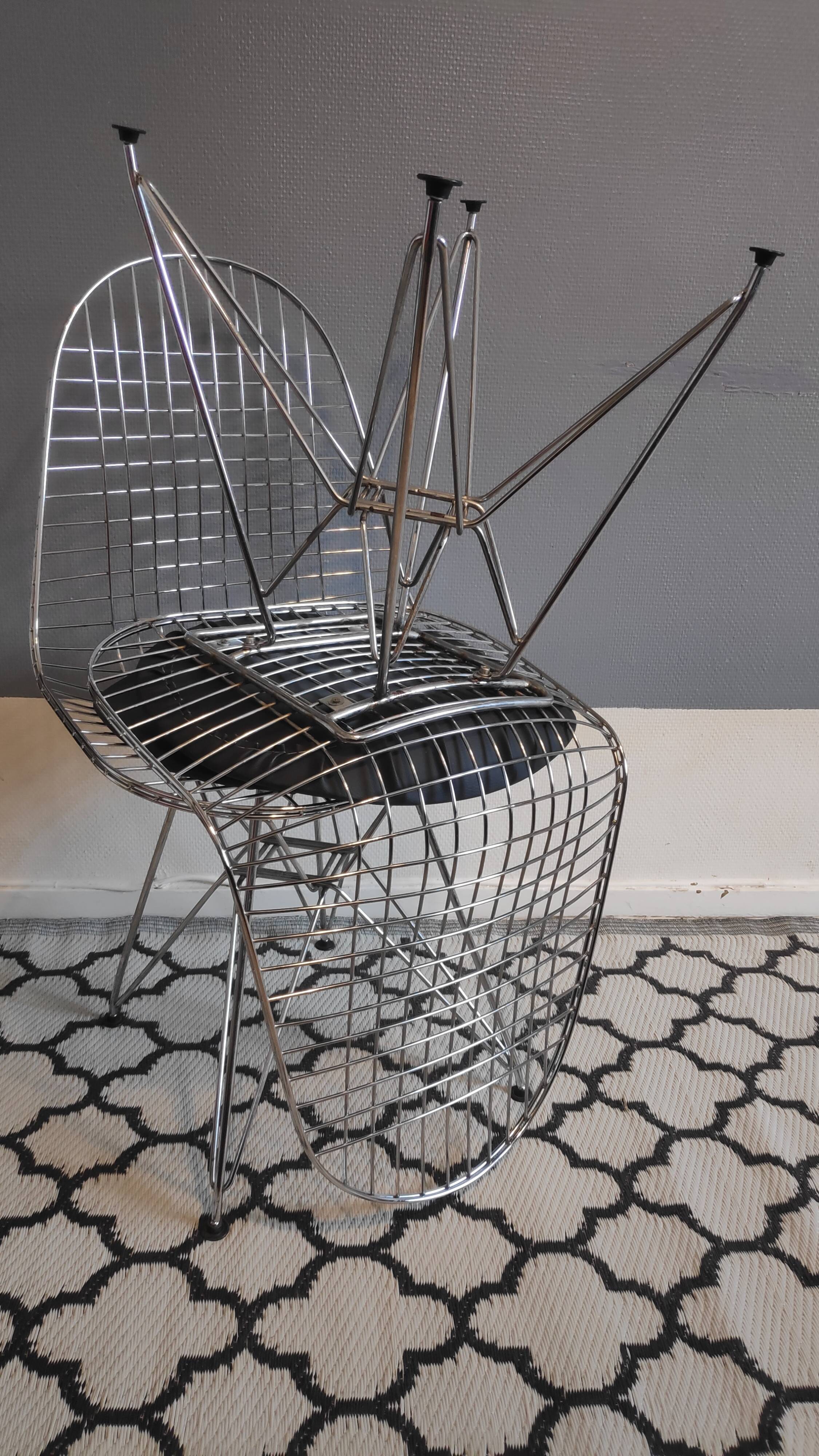 Chaises design en métal chromé et assise en skai noir