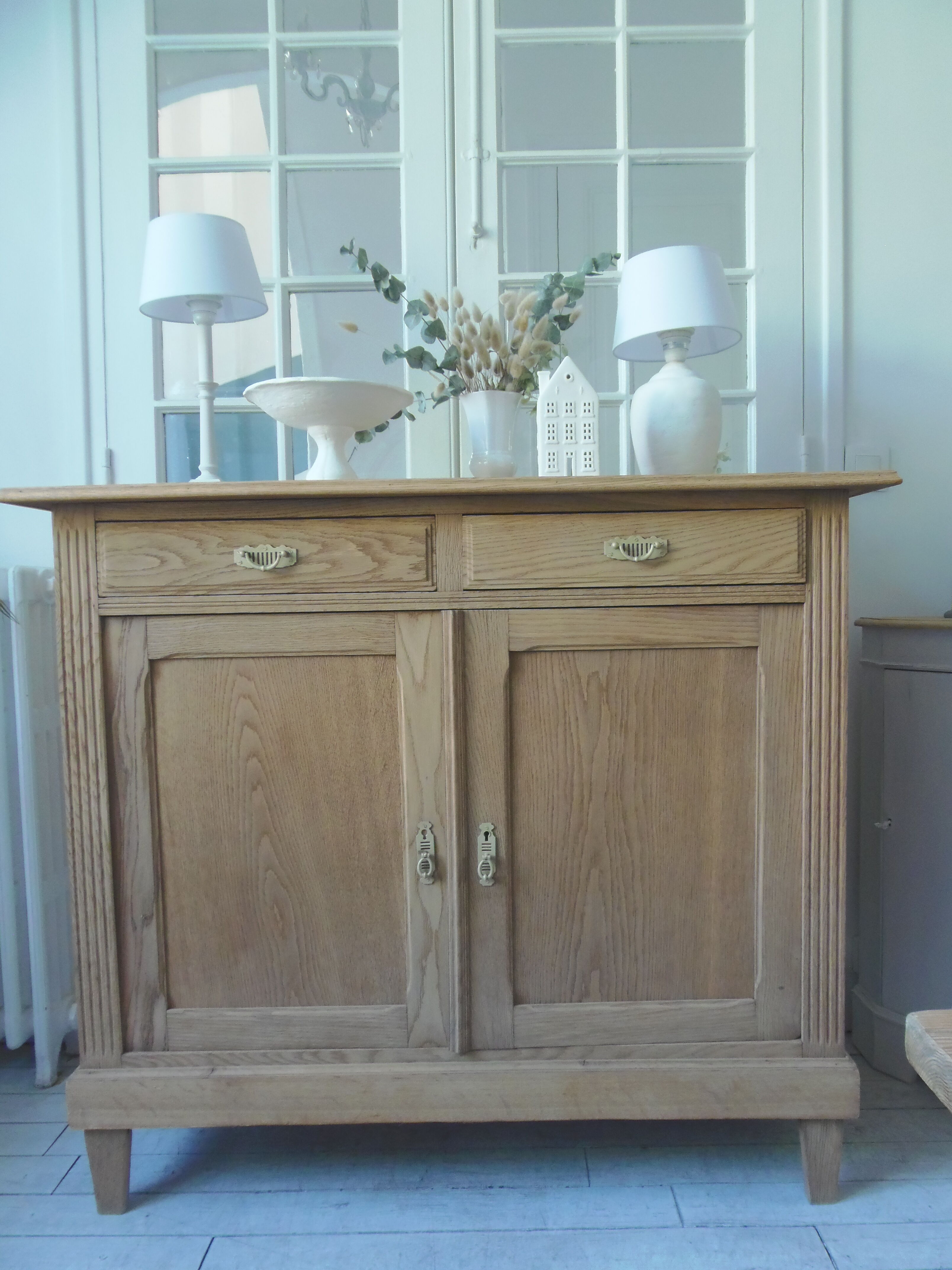 Vintage shallow oak sideboard, 2 drawers, 2 doors, 1 shelf.