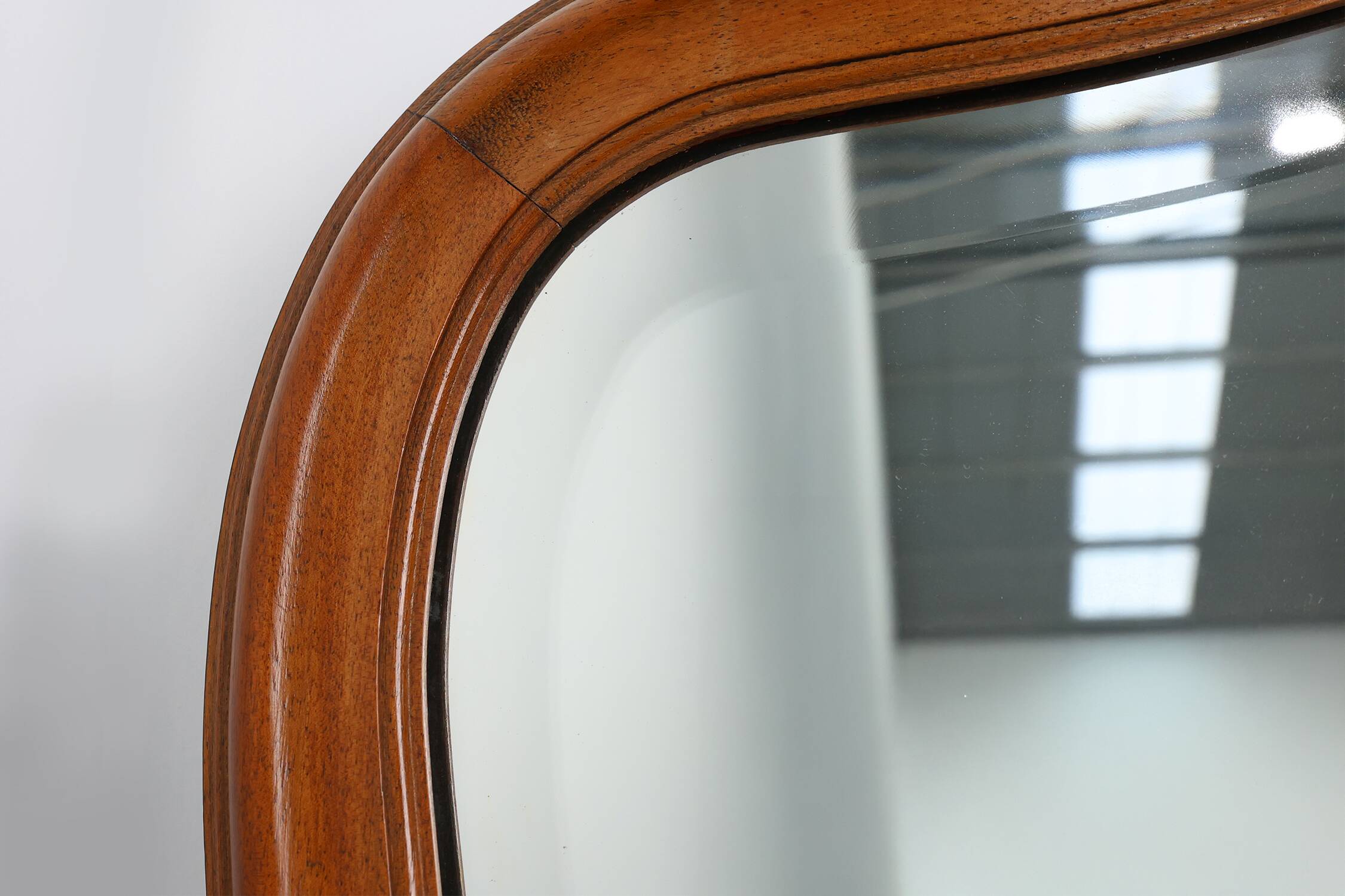 Miroir belge en chêne sculpté de style Louis XV du XXe siècle