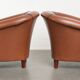 Ensemble de 2 fauteuils club en cuir de vache en bon état dans le style anglais.