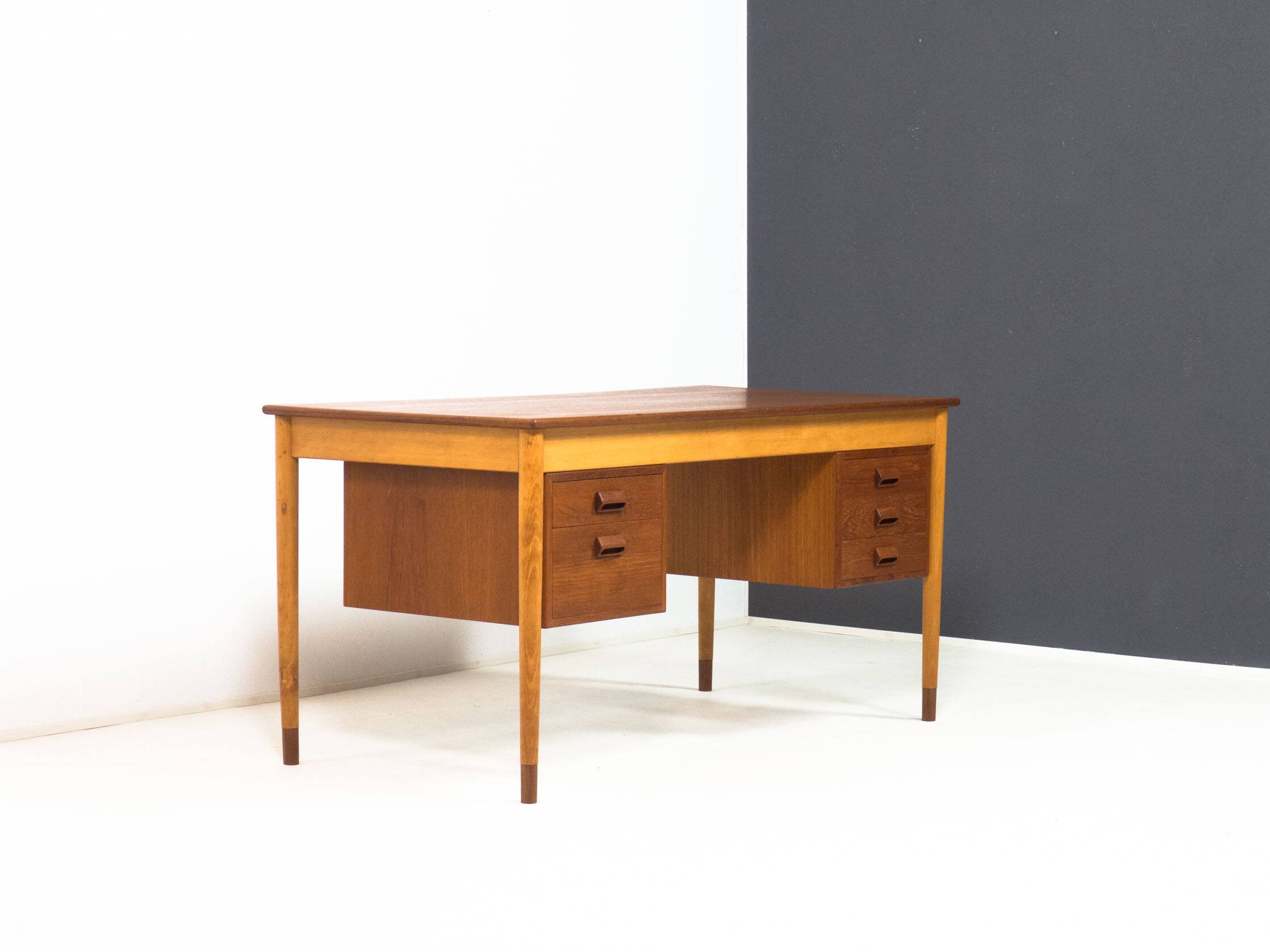 Søborg Møbler ‘model 130’ teak & beech writing desk by Børge Mogensen