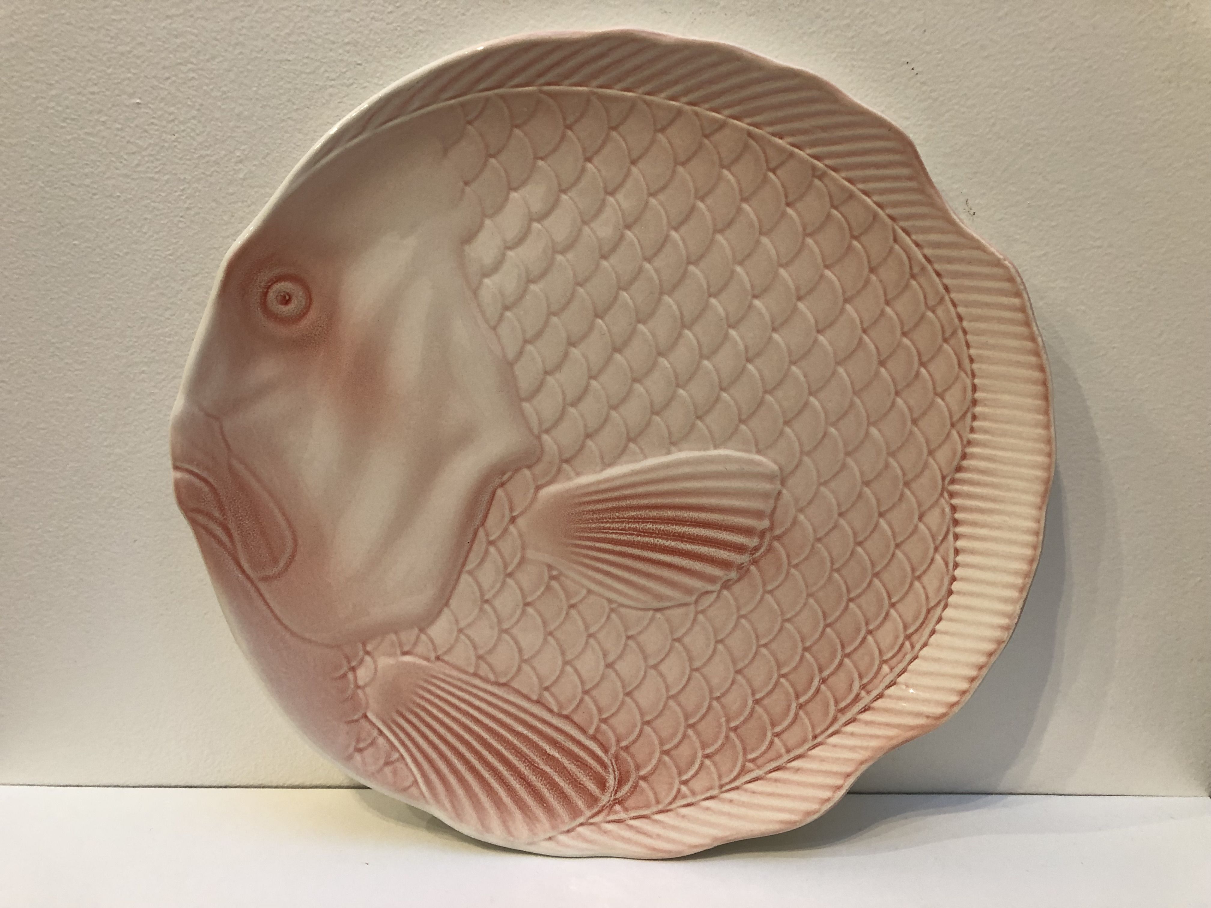 Old flat plate in the shape of saline pink fish baths made in France