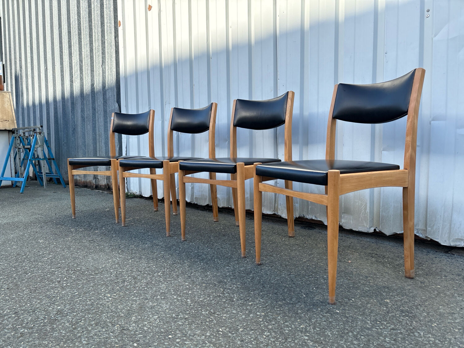 Set of 4 Scandinavian chairs in light wood and black faux leather – vintage