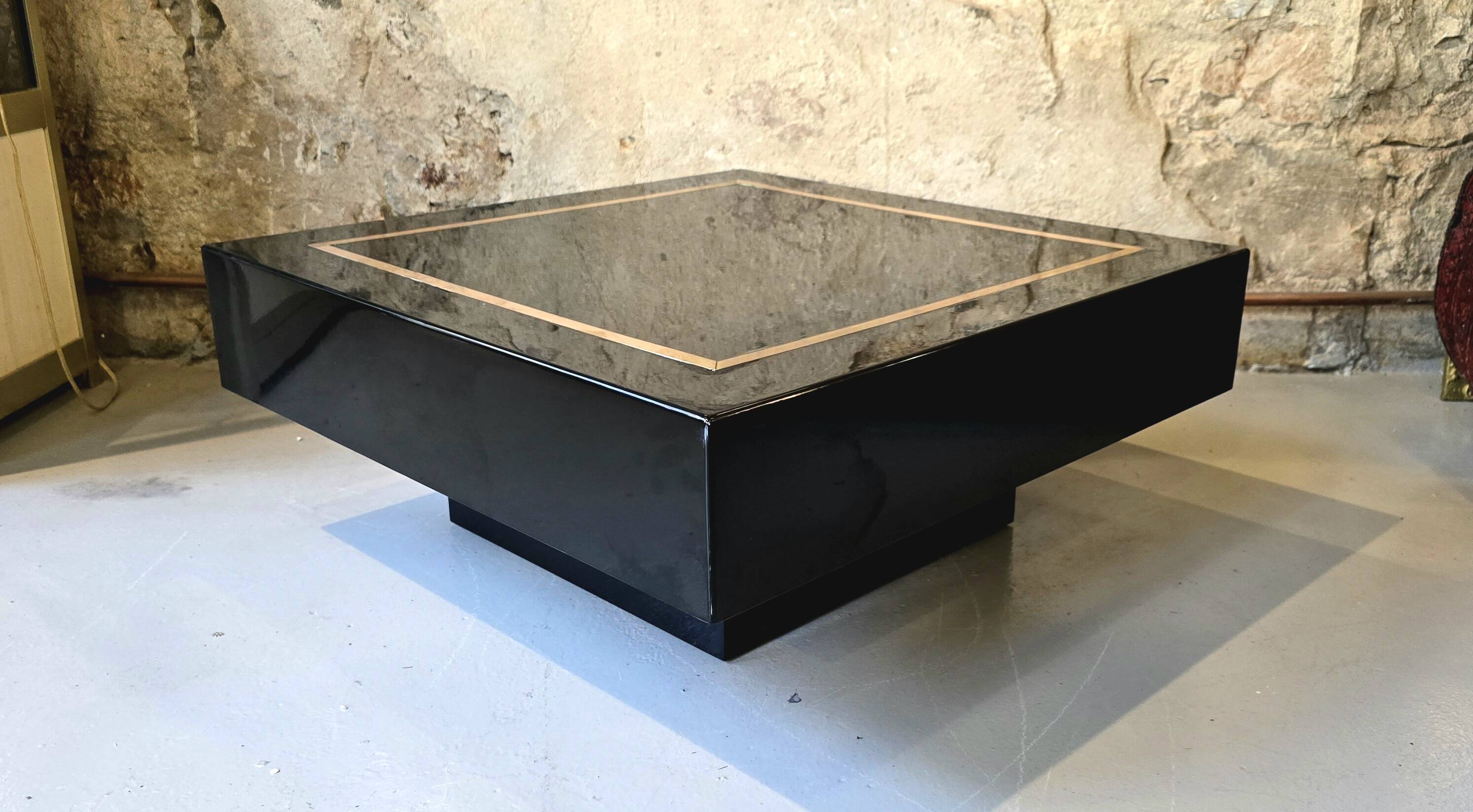 Table basse carrée en laque noire et laiton-Jean-Claude Mahey
