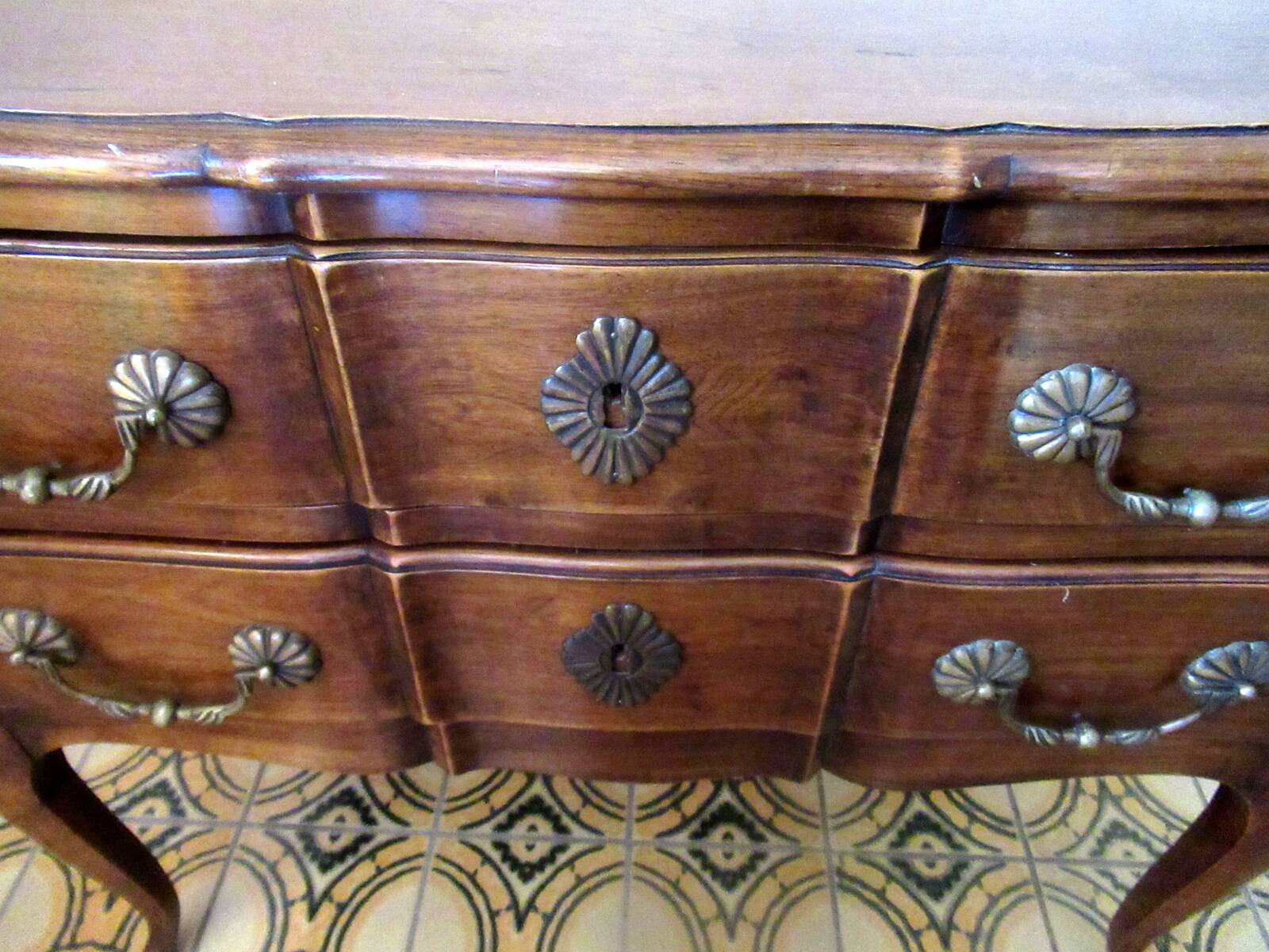 Small "crossbow" chest of drawers, Louis XV style, in walnut